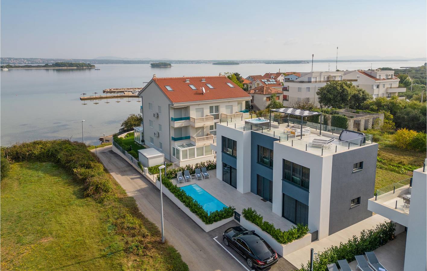 Reizende 2-Zimmer-Wohnung mit Pool, Terrasse und WLAN in Küstennähe in Ugrinici, Kraj