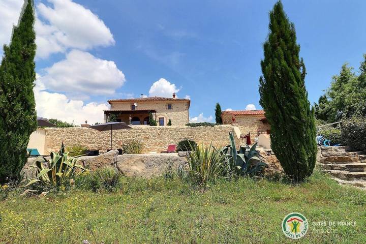 Location de vacances pour 2 personnes, avec vue ainsi que piscine et jardin à Saint-Sauveur-de-Cruzières - 4