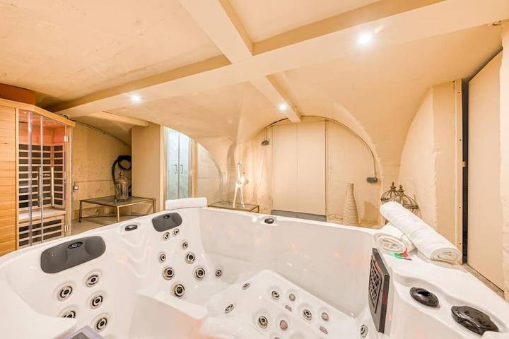 Location de vacances pour 12 personnes, avec jacuzzi et sauna ainsi que terrasse et jardin à Pontoise - 2