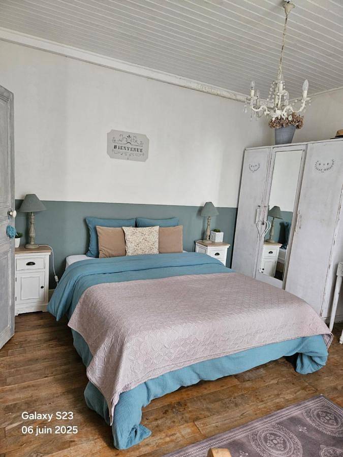 Location de vacances pour 3 personnes, avec jardin ainsi que terrasse et vue à Châteldon - 2