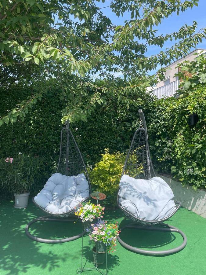 City-Oasis with 3 bedrooms, garden, jacuzzi, gym, fireplace, close to U1, city center & airport in Wien, Donau Niederösterreich