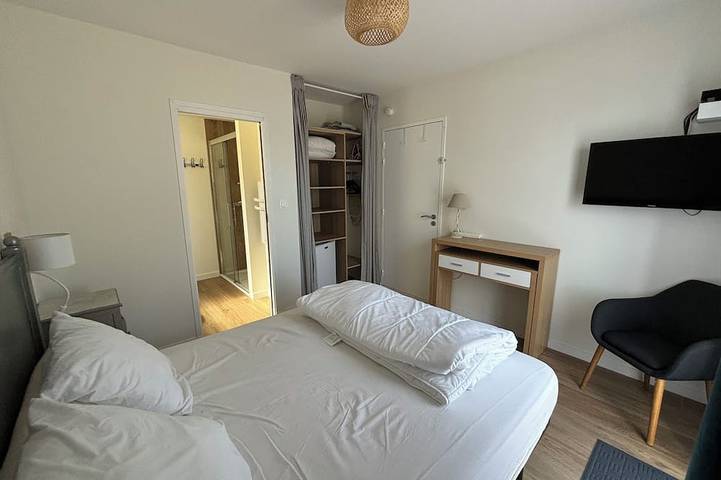 Two minutes from Dinard, beautiful seaside villa with heated pool. in Saint-Lunaire, Saint-Malo region