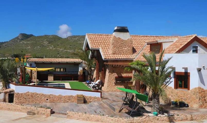 Apartamento para 8 personas, con Balcón y Jacuzzi además de Terraza y Jardín en Yecla 