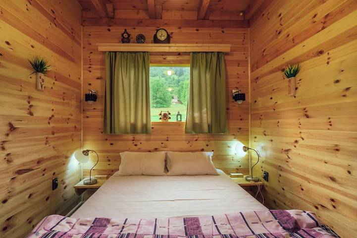 Chalet Tara récemment construit sur deux niveaux avec vue sur la rivière in Parc national Durmitor