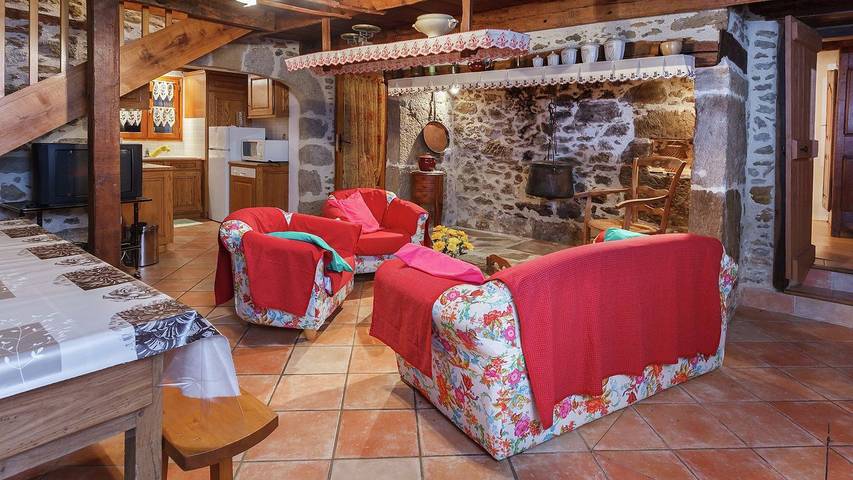 Ferme pour 6 personnes, avec jardin et terrasse dans le Cantal