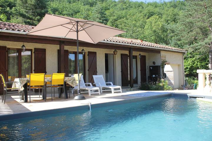 Gîte pour 6 personnes, avec jardin ainsi que terrasse et piscine
