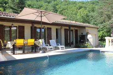 Gîte pour 6 personnes, avec piscine ainsi que terrasse et jardin à Sauveterre-la-Lémance