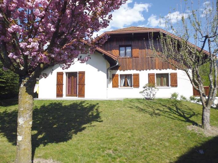 Location de vacances pour 5 personnes, avec Terrasse ainsi que Jardin et Vue à Faverges