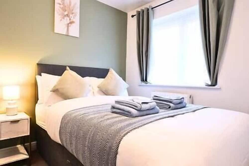 Central Getaway House with Parking, Wi-Fi & Garden in Stafford, Staffordshire