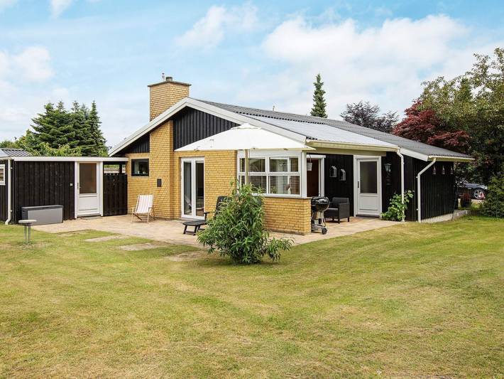 Ferieudlejning for 5 personer, med terrasse i Væggerløse