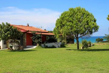 Location de vacances pour 6 personnes, avec terrasse et jardin dans Grèce-Occidentale