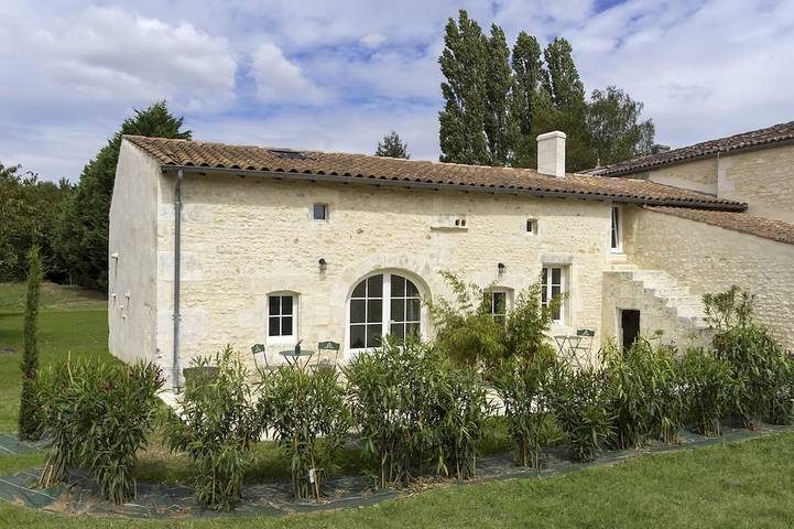 Gîte pour 2 personnes, avec piscine ainsi que terrasse et jardin à Tesson (Charente-Maritime)