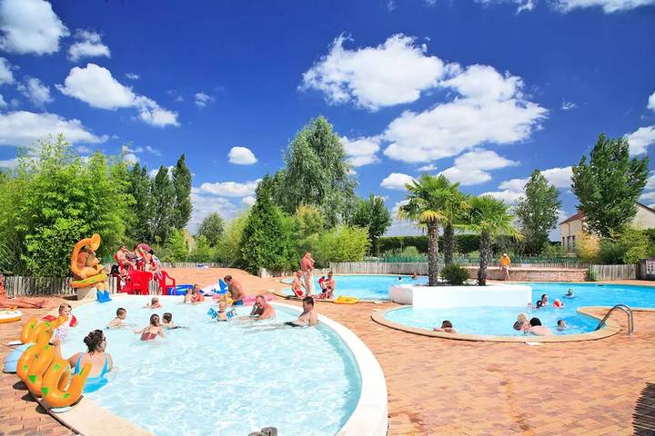 Camping pour 10 personnes, avec Terrasse et Piscine dans Loiret