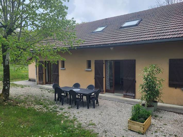 Gîte pour 3 personnes, avec Terrasse ainsi que Jardin et Vue à Le Frasnois