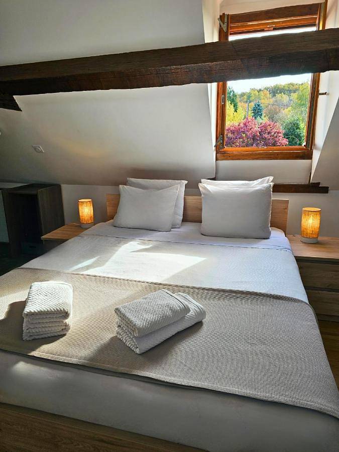 Location de vacances pour 3 personnes, avec jardin ainsi que vue et piscine à Saint-Yrieix-la-Perche - 3