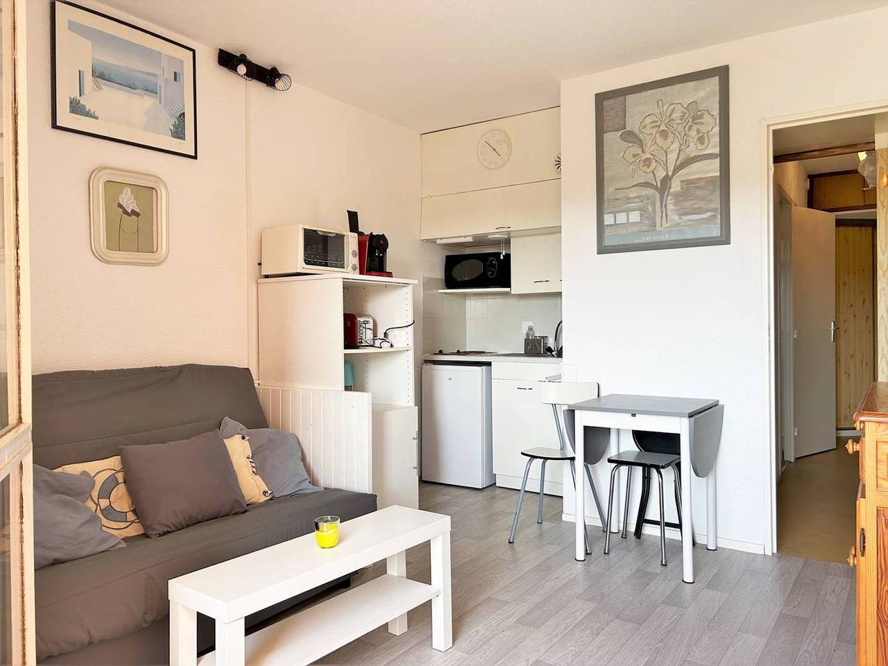 Entire apartment, Cozy 2-Room Apartment, Sleeps 5, Near Beach with Terrace, Parking, and Optional Amenities in Bormes-les-Mimosas, Parc national Port-Cros