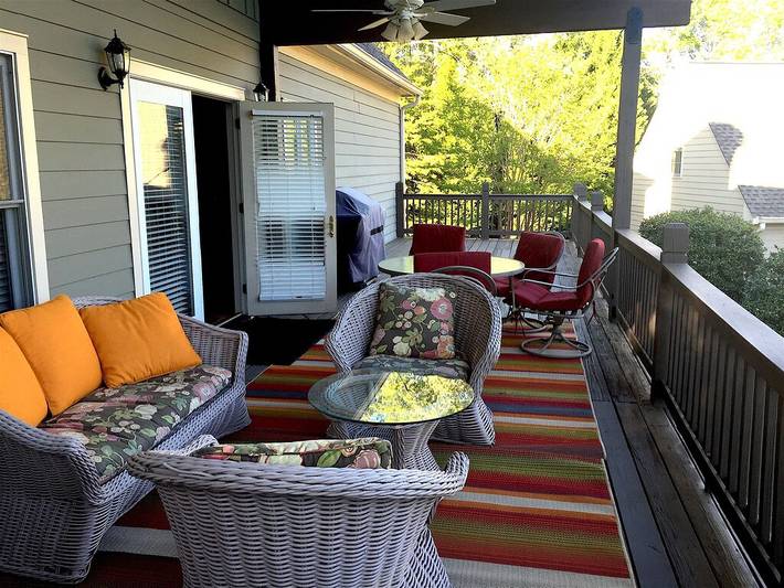 Vacation rental for 12 people, with pool and yard in Lake Oconee