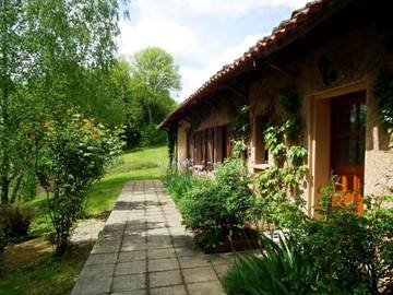 Gîte pour 9 personnes, avec terrasse ainsi que piscine et jardin, animaux acceptés à Gavaudun