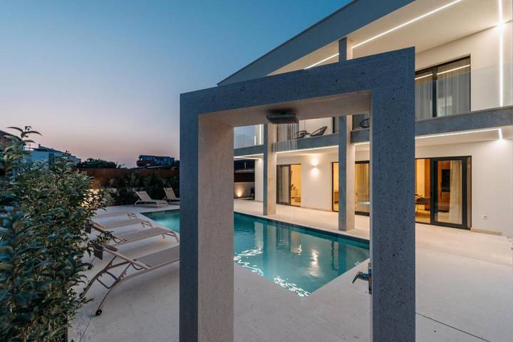 Villa pour 9 personnes, avec piscine ainsi que jardin et vue à Turanj