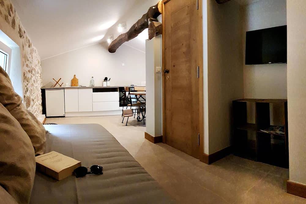 Entire apartment, Apartment-Comfort-Ensuite-Garden view in Vence, Cannes region