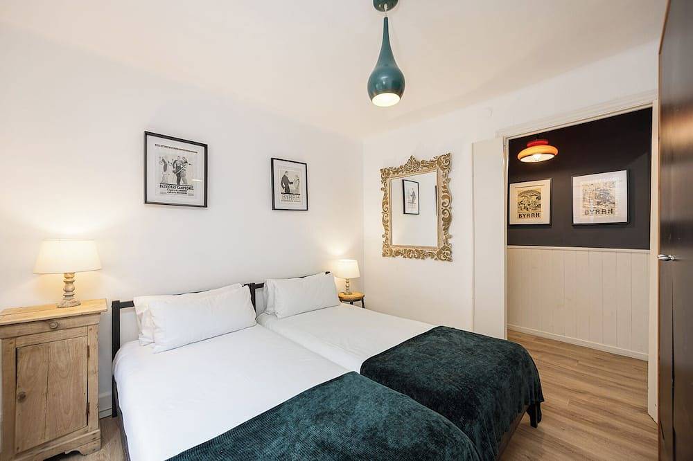 Apartamento entero, Descubre un maravilloso apartamento a solo 20 minutos del centro de Barcelona. Renovado con esmero, este espacio combina el encanto del diseño vintage con elegantes detalles contemporáneos, evocando la magia de una época dorada. in Hospitalet de Llobregat, Barcelonés