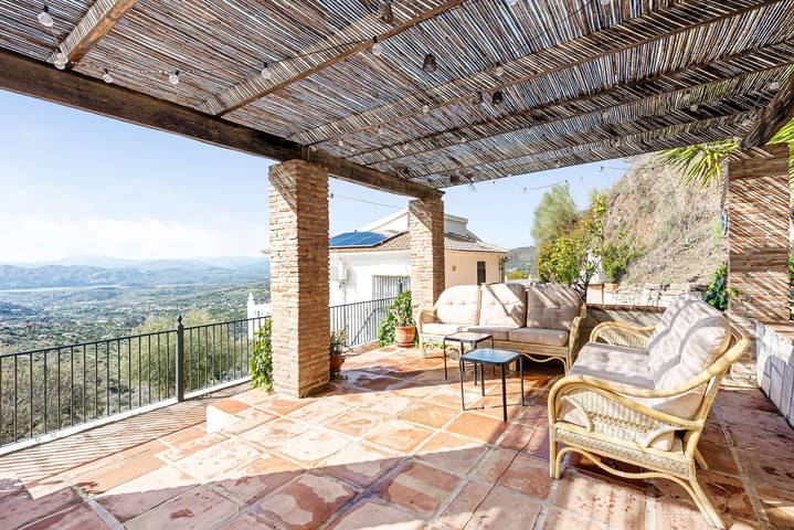 Villa 'Mirador' with Lake View, Wi-Fi and Air Conditioning in Alcaucín, Cordillera Penibética