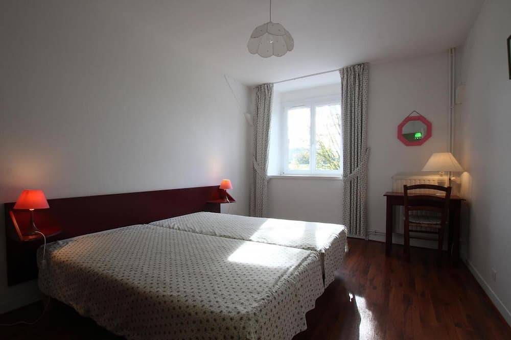 Gîte de 8 personnes dans un style Normand Situé à Ancteville, proche de la mer in Saint-Sauveur-Lendelin, Région de Coutances