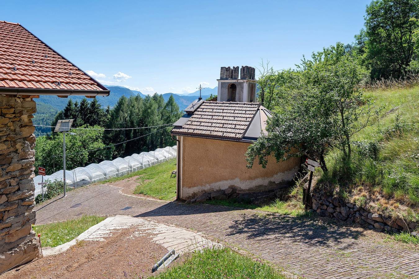 Appartamento intero, Appartamento 'Maso Bornie Fior di Ciliegio' con vista montagna, terrazza e Wi-Fi in Valda, Altavalle