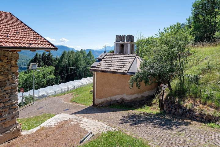 Entire apartment, Apartment 'Maso Bornie Fior Di Ciliegio' with Mountain View, Shared Terrace and Wi-Fi in Valda, Altavalle