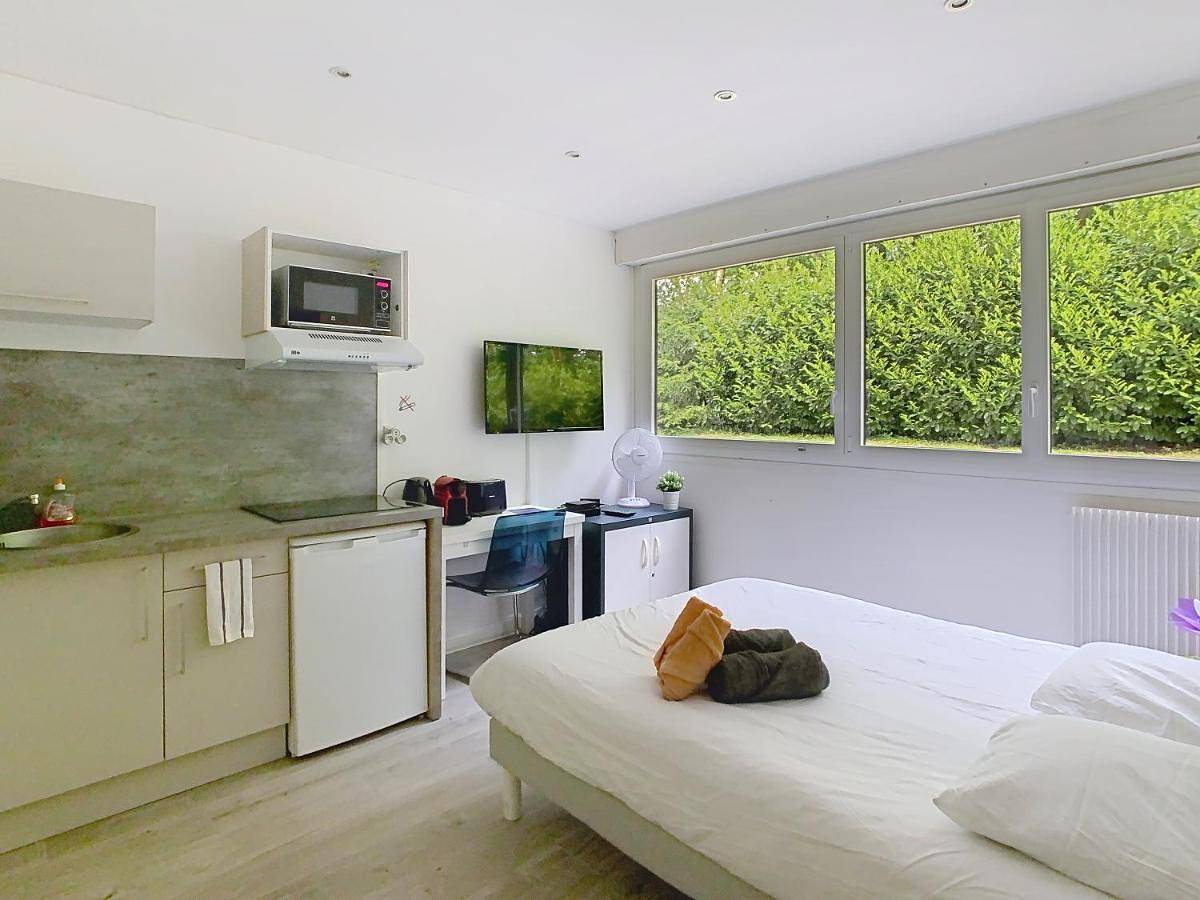 Appartement entier, Studio Apartment in Vaux-le-Pénil, Seine-et-Marne