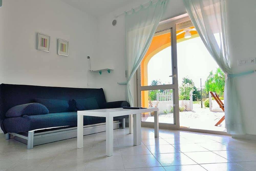 Entire apartment, Blue Bay; a comfortable one-bedroom ground floor apartment with communal pool in Contrada Difesa, Pizzo