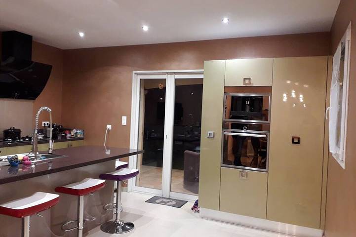 Square-meter room, near the Airbus Helicopters facility in Marignane in Les Pennes-Mirabeau, Costa mediterránea (Francia)