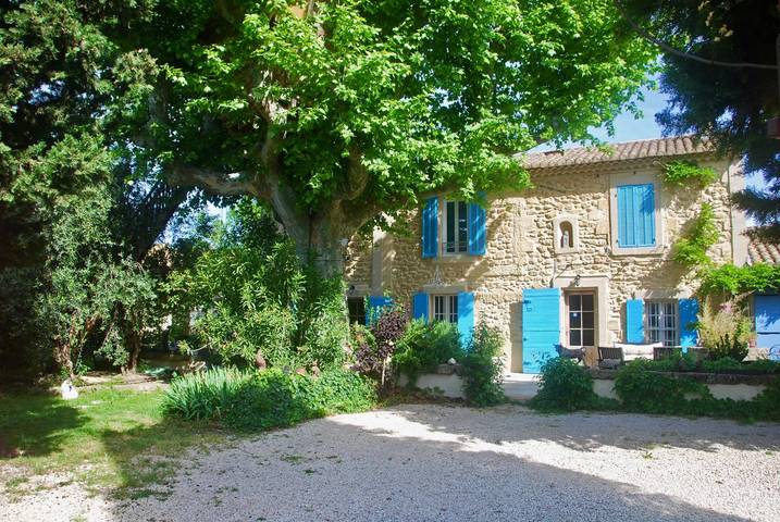 Gîte pour 19 personnes, avec terrasse ainsi que jardin et piscine