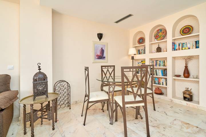 Ganze Wohnung, Ferienwohnung 'Ibn Sadi' mit Gemeinschaftspool, Wi-Fi und Klimaanlage in Playa de Burriana, Nerja