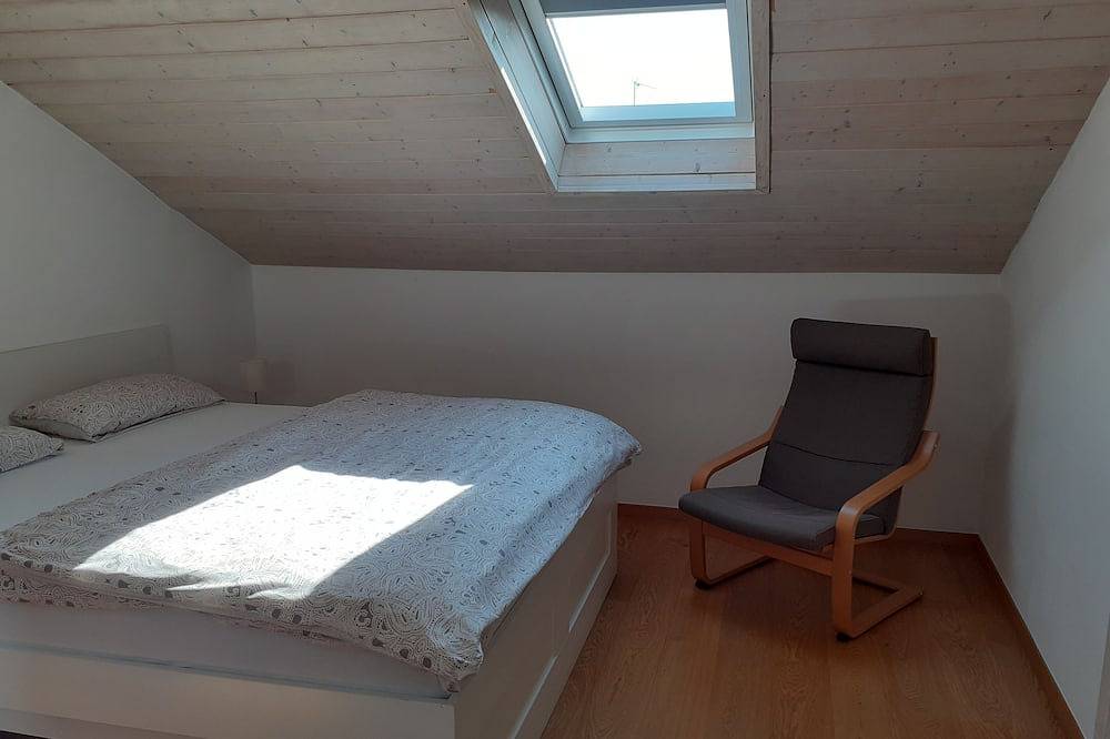Ganze Wohnung, Ferienwohnung im Dachgeschoß mit 2 separaten Schlafzimmern und Balkon in Prien am Chiemsee, Chiemsee