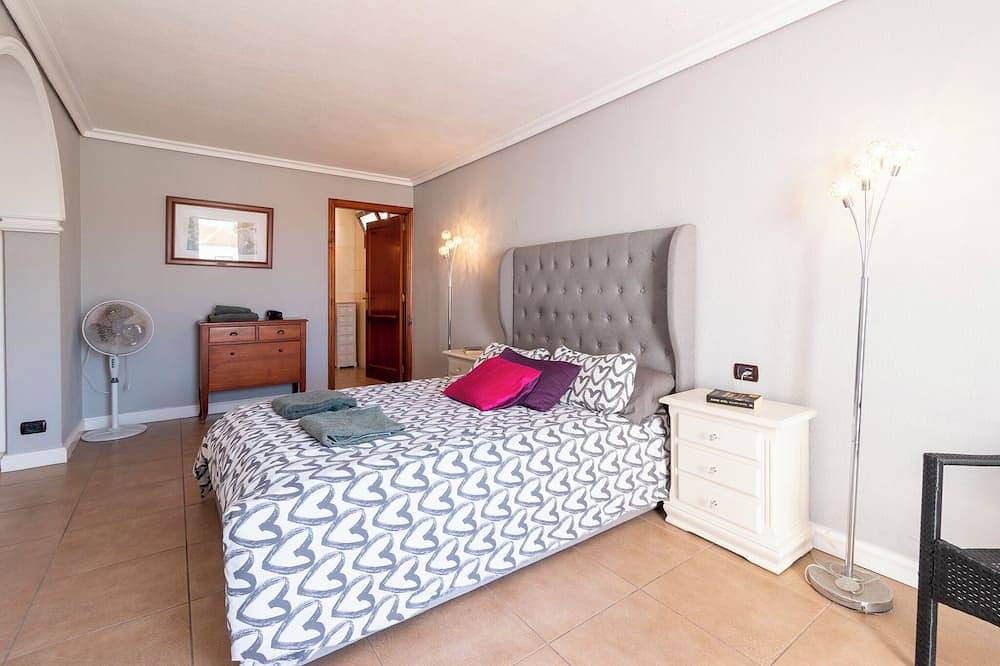 Villa Tricia. Lovely 6 Bedroom Villa. Communal Heated Pool in Playa de las Américas, Arona
