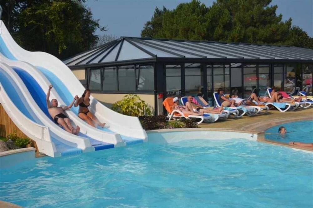 Zecamping 4 étoiles familial espace aquatique locatif Tv Bbq 31m2 in Saint-Lunaire, Région de Saint-Malo