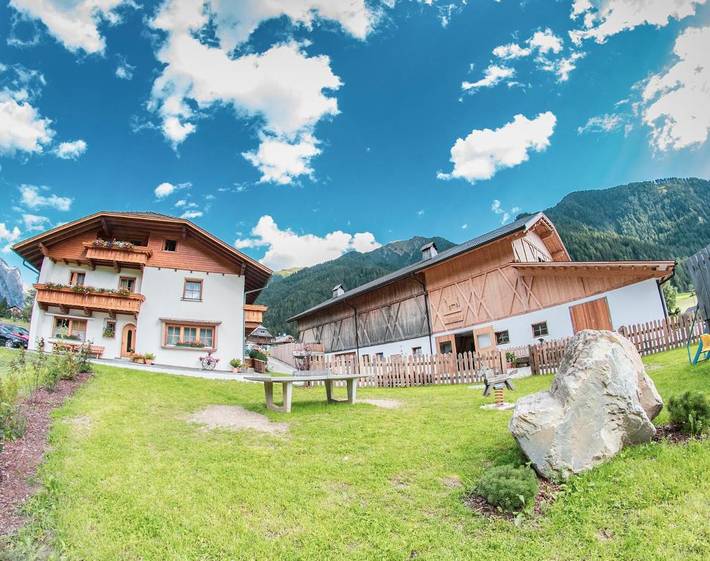 Ferienwohnung für 4 Personen, mit Balkon und Terrasse sowie Garten und Ausblick in Antholz