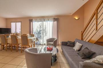 Gîte pour 7 personnes, avec jardin à Adast