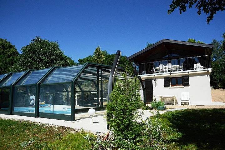 Gîte pour 7 personnes, avec Balcon et Terrasse ainsi que Jardin et Piscine dans Lac de Vouglans