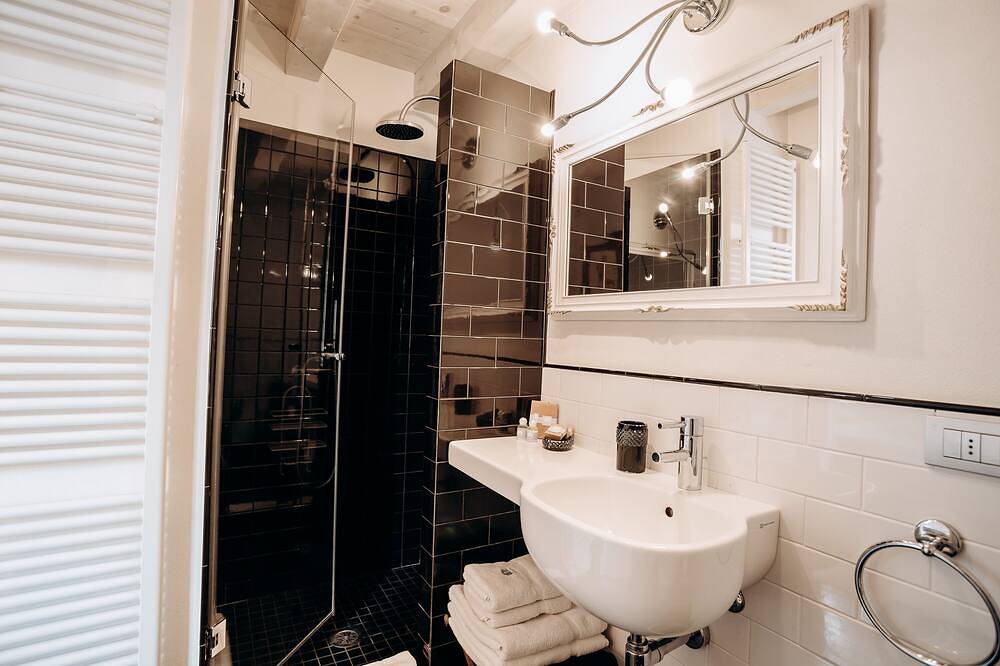 Bb room with en suite bathroom, wifi, A/C, between Verona center and at Valpolicella in Verona, Provincia de Verona
