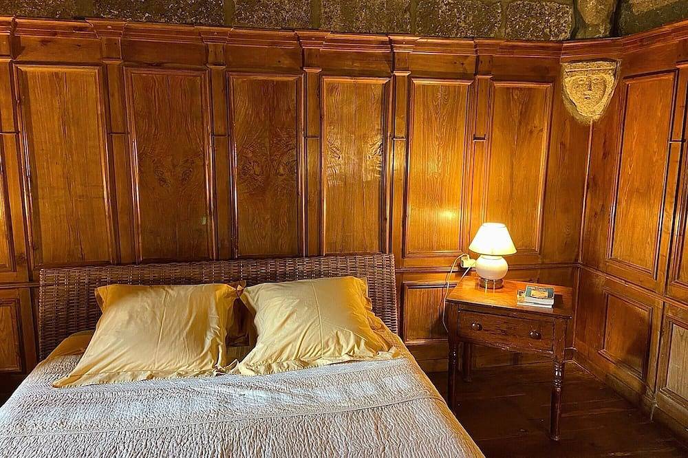 Chambre d’hôtes « Chambre Evêque » in Saint-Martin-sous-Vigouroux, Région de Saint-Flour