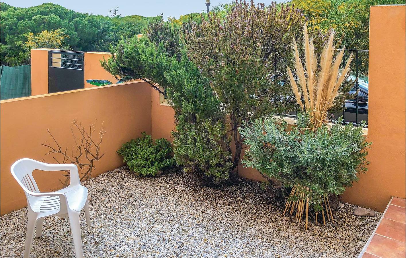 Sonnige Eigentumswohnung mit Meerblick: Pool, Terrasse & Parkplatz in Urbanizacion Calahonda, Mijas