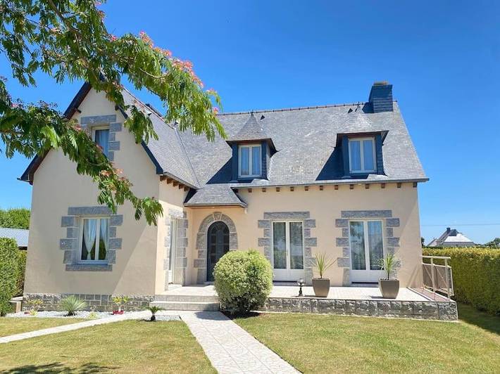 Location de vacances pour 10 personnes, avec Jacuzzi et Terrasse ainsi que Jardin et Vue à Saint-Onen-la-Chapelle