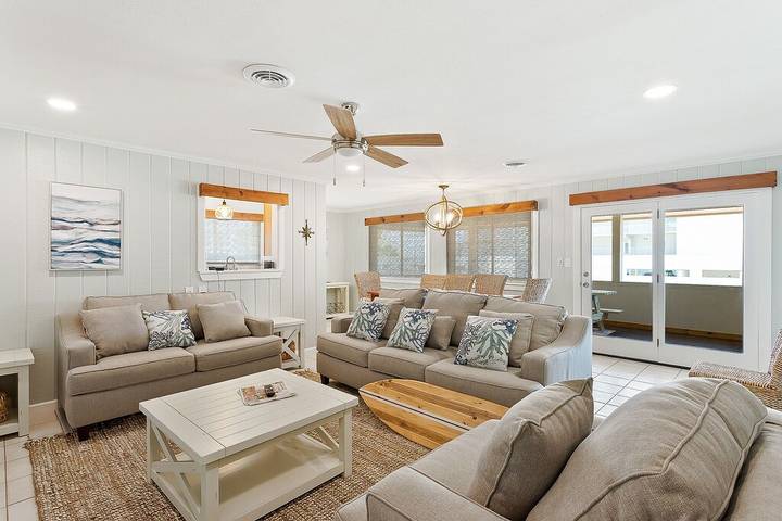 Vacation house for 12 people, with balcony and yard, with pets in South Padre Island