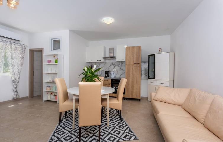 Ganze Ferienwohnung, Apartment mit Meerblick, Terrasse, WLAN und Parkplatz in Strandnähe in Punat, Krk