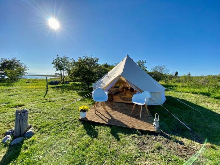 Camping voor 2 personen, with Terras and Tuin as well as Sauna and Uitzicht in Estland