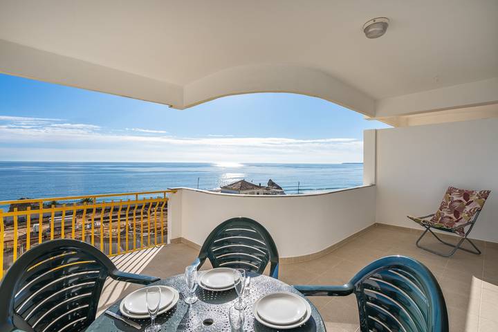 Entire apartment, Apartment 'Apartamento Vista Mar' with Sea View, Wi-Fi and Air Conditioning in Praia da Rocha, Portimão