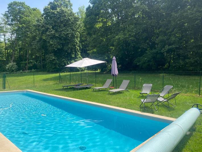 Location de vacances pour 4 personnes, avec Terrasse et Jardin ainsi que Piscine et Vue dans La Chapelle-de-Guinchay - 2