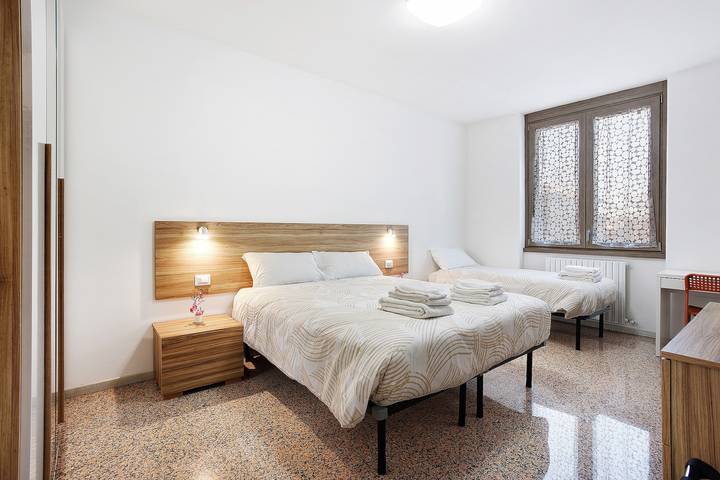 B&B La Promessa – 'Passione' Bedroom with Wi-Fi and Air Conditioning in Pregnana Milanese, Milan Provinsen